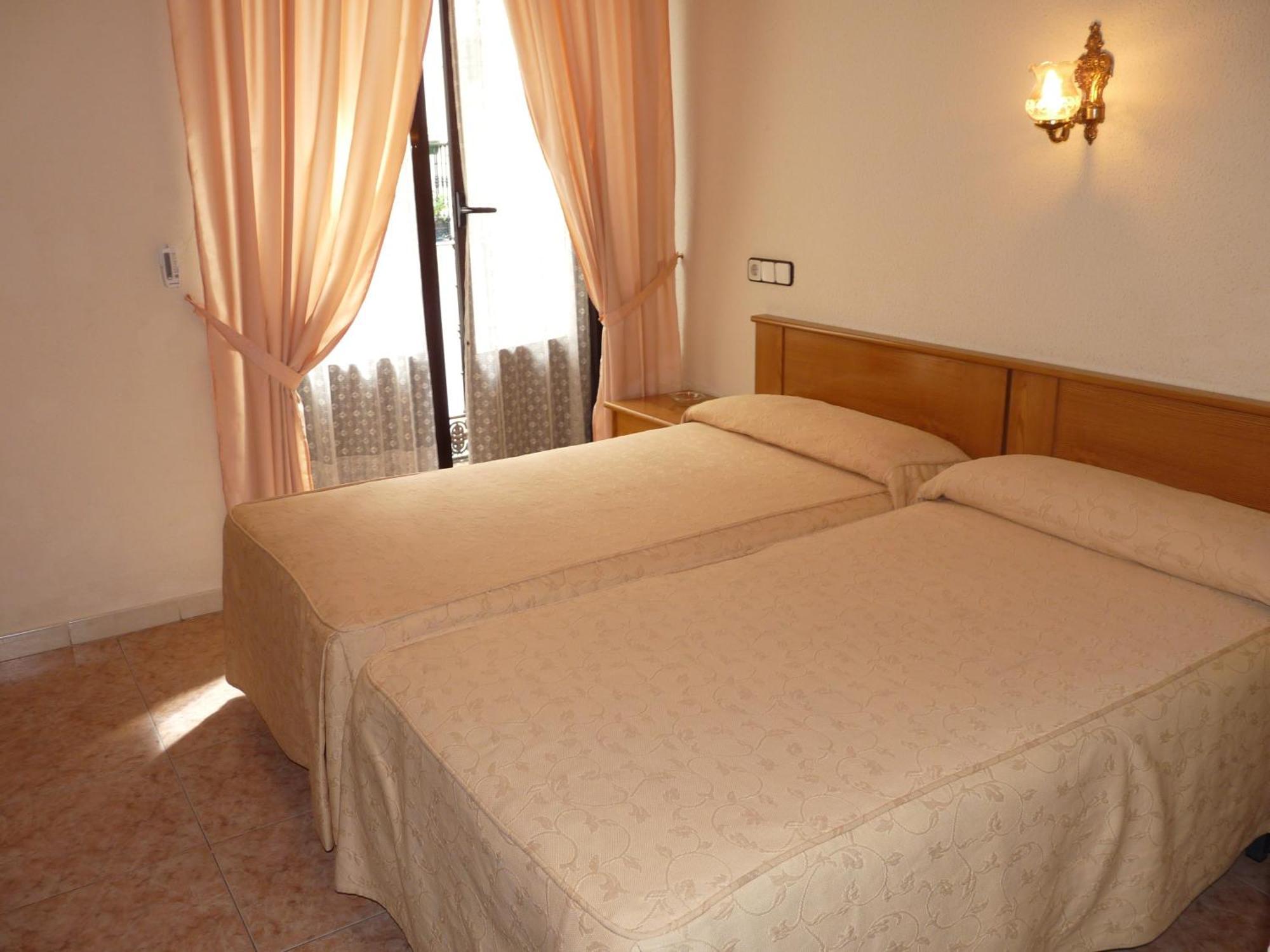 Hostal Fernandez Madryt Zewnętrze zdjęcie