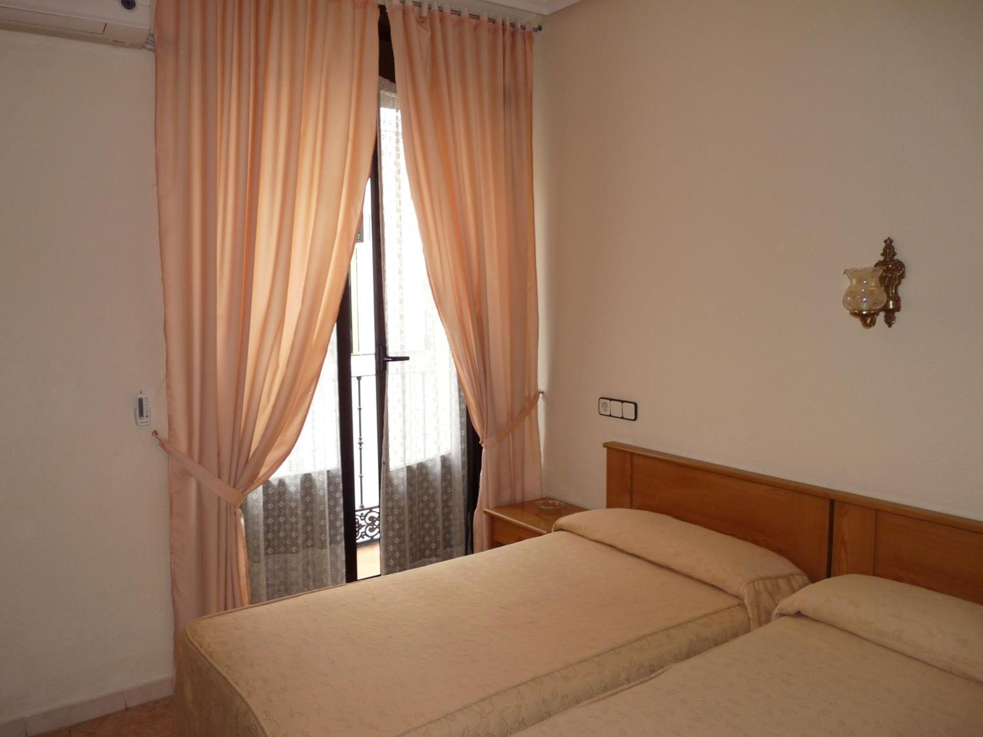 Hostal Fernandez Madryt Zewnętrze zdjęcie